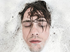 Otra opción para cuando vayas a bañarte es recurrir a la malva silvestre. Para ello, hierve durante 10 minutos 50 g. de sus flores secas en dos litros de agua, que luego agregarás al agua de baño. Es recomendable permanecer un cuarto de hora para alcanzar una relajación óptima.