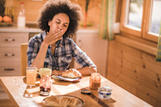 La disfagia puede deberse a muchas causas, entre las principales se encuentran: daño o trastornos en el sistema nervioso, cáncer, problemas con el alcohol, accidentes cerebrovasculares, divertículos faringoesofágico, alergias alimentarias, endurecimiento del tejido de la garganta, tumores en el esófago, o problemas gastrointestinales, como reflujo. Prueba estos consejos para evitar problemas: