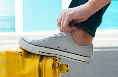 Este es otro gran ejercicio para el equilibrio y para quemar algo más de calorías. Intenta ponerte el calcetín, el zapato y atar tus agujetas sin permitir que tu pie toque el piso. 