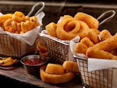 Las comidas fritas se digieren mucho más lentamente y hacen que te sientas pesado e hinchado. Pero ciertas grasas son necesarias también. Las grasas recomendadas son las grasas ácidas monosaturadas que se encuentran, por ejemplo, en el aceite de oliva, las nueces, guacamole y chocolate negro.