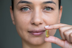 Es recomendable que humedezcas los labios con un algodón con agua, dos veces al día.  Evita refrescar tus labios con saliva porque en lugar de aliviar, reseca. Utiliza humectantes, pero no los que contengan mentol, porque producen irritación.  Usa  manteca de cacao y toma vitamina E, que actúa como regenerador celular.