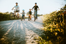 Andar en bicicleta es ideal para compartir tiempo con amigos o en familia. Además, genera endorfinas, las llamadas hormonas de la felicidad, aumentando la sensación de bienestar. También permite conocer la ciudad desde otra perspectiva y despejar la mente de los problemas diarios.
