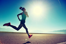 Correr es una de las más populares formas de hacer ejercicio. Mucha gente opta por este tipo de entrenamiento porque quema más de 1000 calorías por hora; fortalece el corazón; ayuda a mantener tu presión sanguínea; tonifica tus piernas y mejora el ánimo y el sentido del humor.