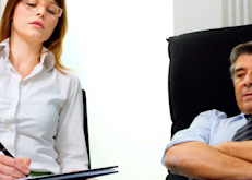 Una opción eficaz sin medicamentos es la terapia cognitiva conductual, que consiste en hablar con un terapeuta individualmente o en sesiones de grupo, para analizar tus ideas y sentimientos sobre el sueño. El objetivo que persigue esta terapia es aprender a relajar y despejar la mente.