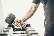El entrenamiento mejora la fuerza muscular, previene lesiones, activa el metabolismo. Puede y debe hacerlo todo el mundo, obviamente adaptado a cada persona: en la tercera edad ayuda con muchos de los problemas comunes como dolores de espalda y rodillas, osteoporosis, sobrepeso y  protege huesos y músculos.