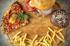 Según los científicos de la USC, encabezan la lista los altos en grasas, de alto contenido calórico y los que poseen cantidades excesivas de azúcar. Los peores son, en orden de importancia: pizza, chocolate, galletas envasadas, helado y papas fritas.