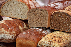 Elige cualquier pan blanco de trigo, de centeno o de cereales, bagels de semilla de sésamo o simples, muffins ingleses, panes rápidos de calabacín o de centeno. Todo el pan de levadura debe tener 24 horas de reposo antes de consumirlo. 