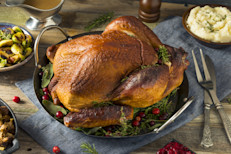 El pavo contiene triptófano, un aminoácido que es esencial para promover la liberación del neurotransmisor serotonina, involucrado en la regulación del sueño. También ayuda al cuerpo a producir la niacina de la vitamina B, que actúa como un agente "calmante" del cerebro. Ahora ya sabemos cuál es la razón por la que muchos se quedan dormidos después de Thanksgiving.