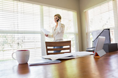 Puedes establecer ciertos momentos del día para usar el celular, por ejemplo, solo una vez que hayas terminado de trabajar o después de cenar. También puedes usar el tiempo que pasas con tu celular a modo de recompensa para cumplir con otros objetivos que te plantees por día. Incluso prueba establecer momentos en los que no usar el celular, como cuando conduces, estás en el gimnasio o comes.