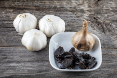 Al igual que sucede con el blanco, consumir ajo negro puede ofrecernos diferentes beneficios. Sin embargo, existe una gran diferencia debido a que posee un compuesto adicional, llamado S‑alil‑cisteína. Este lo vuelve más efectivo, permite que el cuerpo absorba mejor sus nutrientes esenciales y le otorga casi el doble de antioxidantes.
