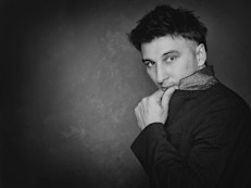 Muchas veces escuchamos hablar de personas que se sienten perseguidos, escuchan voces y son extremadamente desconfiados. Existe una enfermedad mental para hablar de ellos, la paranoia, un trastorno grave de personalidad que linda con la locura ya que puede llevar a la persona a cometer incluso actos de violencia por "defenderse".