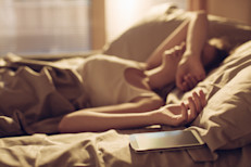 Para tener buena memoria es fundamental dormir bien. Según los científicos, es más importante la calidad que la cantidad. Para ello: ve a la cama siempre a la misma hora, haz ejercicio, pero no a la noche, y evita el café o las bebidas con cafeína, el alcohol y las comidas pesadas por la noche. Recuerda, si no estás cansado, no te vayas a dormir.