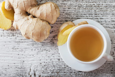 El jengibre es una hierba que se puede usar fresca, seca, en polvo, como jugo o aceite. Se emplea para el tratamiento de varios tipos de problemas estomacales, incluyendo los mareos inducidos por el movimiento, náuseas, cólicos, malestar estomacal, flatulencia y diarrea. También es útil contra los resfriados, gracias a sus propiedades analgésicas, antipiréticas y antibacteriales.