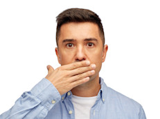 A nadie le gusta tener mal aliento o lo que es peor, olerlo. Años antes de que existiera la pasta dental y los enjuagues bucales se utilizaban diferentes hierbas para prevenir y combatir la llamada halitosis. La canela, el clavo de olor, el eucalipto, el perejil, la menta, además de una correcta higiene bucal, pueden ser tus grandes aliados para lograr un aliento rico y fresco.