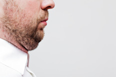 Ejercita el platisma, el músculo que ayuda a mantener el cuello erguido y el mentón firme. Mantén apretados los labios contra los dientes mientras llevas la comisura de los labios hacia abajo. Repite este ejercicio unas 10 veces, 3 veces al día.