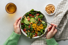 Sin duda, la dieta puede tener un gran impacto en la salud y calidad de nuestras rodillas y articulaciones. Esto se debe a que, eligiendo correctamente los alimentos (y evitando aquellos que pueden ser dañinos) podemos aumentar la densidad ósea, fortalecer los tejidos conectivos y reducir la inflamación, y así preservar la condición de las rodillas. Estos son alimentos que los expertos aconsejan limitar o evitar: