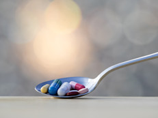 El consumo de suplementos como antioxidantes, selenio y resveratrol retrasan la decadencia de los tejidos. También ayuda el uso de cosméticos de buena calidad que hidraten la piel en profundidad o de sustancias químicas que actúan en la piel favoreciendo su nutrición. Sin embargo, el uso de estas opciones debe ser recomendadas y supervisadas por un profesional de la salud. 