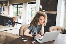 La ingesta recomendada debe limitarse a dos bebidas por día para hombres y una para mujeres. Un trago equivale aproximadamente a un vaso de cerveza, una copa de vino o una medida de bebida destilada. La diferencia entre sexos parte de que los hombres poseen más agua en el cuerpo, por lo tanto, si bebieran la misma cantidad, la concentración de alcohol en sangre para la mujer tendería a ser mayor.