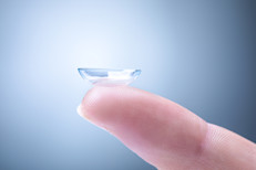 Esta es una pequeña ameba que vive en ríos, lagos, jacuzzis, piscinas e incluso en el agua que circula por los grifos. Se puede alojar en lentes de contacto y, en consecuencia, en los ojos, causando una infección en la córnea. Los CDC estiman que el 85% de los casos ocurren en usuarios de lentes de contacto (así sigan prácticas de higiene adecuadas) y es con ayuda de un oftalmólogo que se puede sanar.
