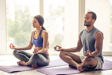 Practicar mindfulness es fácil. Al inicio de cada día, dedica 10 minutos a hacer unos estiramientos de yoga mientras enfocas tu respiración a medida que pasas de una postura a otra. O invierte 10 minutos durante el almuerzo, o en cualquier momento del día de trabajo para meditar. Inhala y exhala a medida que te enfocas con los ojos cerrados en cada parte del cuerpo, comenzando por los dedos de los pies y luego hasta la punta de la cabeza.