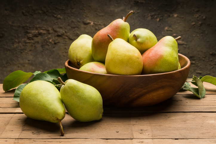 La peras, junto a las manzanas y los plátanos, son las frutas más consumidas en el mundo. Y si bien son reconocidas por usarse en platillos a lo largo del mundo, han sido estudiada desde la antigüedad para tratar o prevenir enfermedades y lesiones muy diversas. 