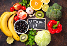 Los especialistas recomiendan un consumo diario de 1.000 mg de vitamina C, aunque, por su gran presencia en suplementos y alimentos, es raro que se den casos de deficiencia de este nutriente. Puedes conseguirla consumiendo cítricos, como limones, naranjas o toronjas, vegetales de hoja verde, como brócoli y espinacas, bayas y pimientos.