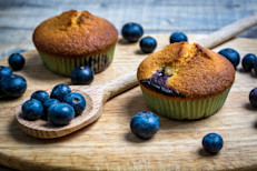 Opta por las tartas compradas de arándano y manzana si están hechas sin jugo de limón, y la tarta de vainilla o canela, galletas de mantequilla y de avena sin pasas, o de chocolate blanco. Evita el chocolate, las nueces, suero de leche, crema agria, frutas secas, mantequilla de maní, extracto o jugo de limón, extracto de almendra y coco. Evita los productos sin azúcar que contienen aspartamo. 