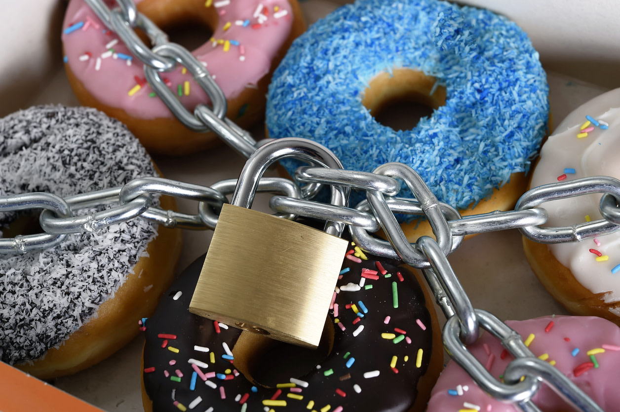 Los científicos han descubierto que algunos alimentos que engordan pueden ser tan adictivos como la heroína y la cocaína. Entonces es probable que se necesite algo más que fuerza de voluntad para perder libras. Entérate cuáles son las comidas más adictivas y cómo saber si tienes adicción a ellas.