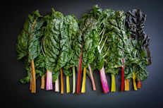 Los vegetales de hoja verde, como brócoli, kale, coles de Bruselas, rúcula, acelga o espinacas están repletos de compuestos beneficiosos para la salud de las rodillas, como fibra, calcio y antioxidantes. Según la evidencia disponible, una dieta rica en estos alimentos puede reducir los procesos inflamatorios y retrasar el deterioro del cartílago.