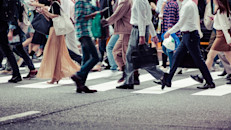 Caminar rápidamente quema más calorías que un paseo lento. Convierte en un juego el ver qué tan rápido puedes llegar a tu destino. Caminar a un paso moderado quema más calorías que estar de pie (324 calorías contra 186 calorías). Y caminar vigorosamente quema más calorías que caminar a un paso moderado (371 calorías contra 324 calorías).