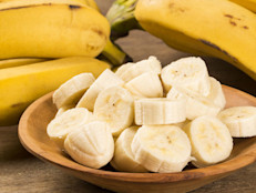 Estos alimentos contienen potasio en altas cantidades, ideal para reponer los minerales perdidos por el organismo debido al efecto diurético del alcohol. Si crees que no es suficiente, puedes agregar yogur a tu menú, así estarás incluyendo más potasio.