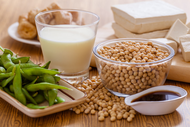 La soja es una legumbre originaria de Asia que también se cultiva en otros países, incluyendo los Estados Unidos y América del Sur. Los alimentos de soja pueden ayudarte a completar una dieta saludable, pero no debes olvidar la importancia de incluir otros alimentos, señala la Escuela de Medicina de Harvard. 