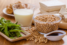 La soja es una legumbre originaria de Asia que también se cultiva en otros países, incluyendo los Estados Unidos y América del Sur. Los alimentos de soja pueden ayudarte a completar una dieta saludable, pero no debes olvidar la importancia de incluir otros alimentos, señala la Escuela de Medicina de Harvard. 