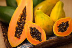 La papaya es una dulce fruta centroamericana que tiene beneficios para la digestión, piel, defensas del organismo y es rica en antioxidantes. También es una fuente de vitamina E, cada unidad puede cubrir aproximadamente 20% del valor diario recomendado. Si no deseas comerla cruda, puedes congelarla y consumirla en jugos o batidos.