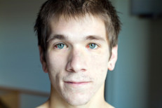 Este es un antiguo remedio que siempre da resultado para aliviar los ojos cansados y prevenir la resequedad. En general, son de venta libre y las puedes usar incluso cuando tus ojos estén bien para mantenerlos bien lubricados y evitar una recurrencia de los síntomas. 