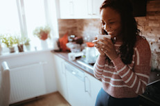 Este es un mito recién desacreditado de la dieta. El café, cuando se consume con moderación (2 a 3 tazas diarias), es una parte segura de una alimentación saludable y aporta importantes beneficios a la salud física y mental. Pero cuidado: consúmelo sin azúcar, sin crema y con leche descremada si lo prefieres cortado.