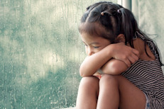 En el caso de los adultos, se puede conocer la gravedad de la prosopagnosia dependiendo el grado de desconocimiento de los rostros (familiares, amigos, o personas cercanas). En los niños, los expertos informan que puede existir riesgo si en un reencuentro esperan a que los padres saluden antes, confunden a sus familiares con extraños o tiene problemas para identificar personajes recurrentes.