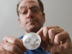 La interacción más común entre drogas para la diabetes y alcohol es la hipoglicemia, y en el caso de la metformina podría producirse además acidosis láctica. La recomendación de la Dra. Marcellin es: "Si bebiste más de lo normal, mide tu glucosa antes de dormir y al despertar, para detectar hipoglicemia, y habla con tu médico para saber si puedes tomar tus medicamentos como siempre".
