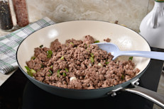 La temperatura de cocción interna de la carne picada debe ser de 160 °F (71°C). De esta manera puedes destruir bacterias como salmonella, listeria y streptococcus, entre otras, y prevenir enfermedades transmitidas por alimentos e intoxicaciones.