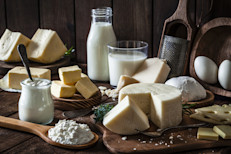 Distintos tipos de quesos, kéfir o búlgaros, requesón y leche son otras opciones ideales para aumentar la producción de colágeno. Sin embargo, debes consumirlos con moderación, ya que también son ricos en grasas. Otra alternativa que eleva los niveles de estas proteínas es la leche de soya, gracias un compuesto llamado genisteína.