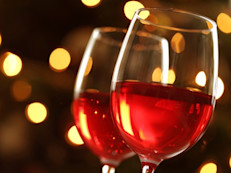 El alcohol puede causarte somnolencia, sin embargo, te alejará de un descanso reparador: "El alcohol impide que el cuerpo llegue al sueño profundo, manteniéndonos en un sueño ligero del que despertamos fácilmente y con frecuencia, por lo que nos impide descansar", asegura el Dr. John Shneerson, del Papworth Hospital, en Inglaterra.