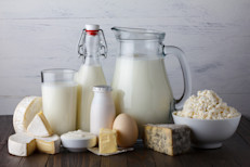 Aunque generalmente ocurre entre intolerantes a la lactosa, algunas personas sin esta afección pueden tener dificultades ocasionales para digerir la lactosa, es decir, el azúcar que se encuentra en todos los productos lácteos, como leche, quesos o yogures. Esto puede causar calambres, gases e hinchazón.