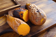 También conocido como batata, boniato o moniato, es un alimento que contiene más vitamina A y C que las naranjas, motivo por el que no puede estar fuera de tu dieta. Muchos especialistas aseguran que, al complementarlo regularmente con zanahorias, estaríamos obteniendo una protección natural contra trastornos de la vista.