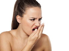 Hay muchas razones por las cuales se puedes tener mal aliento. No cepillarse o no usar hilo dental frecuentemente puede provocar que las bacterias que se acumulan en la boca y entre los dientes produzcan mal olor. Otras causas pueden ser enfermedades de las encías, boca seca o caries, sinusitis u otros problemas con su nariz. Algunos alimentos como la cebolla o el ajo o fumar, también producen mal olor.