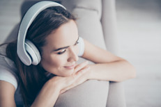 Ya sea mediante la reproducción o la apreciación, la música es un hobby que puede ofrecerte muchas bondades. Los expertos en musicoterapia aseguran que puede ser muy útil para personas con trastornos de salud mental, dolor crónico o necesidades de educación especial, ya que reduce la tensión muscular, aumenta la motivación y proporciona una liberación emocional.