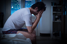 Las señales del trastorno bipolar dependerán del tipo de episodio que ocurra. Por ejemplo, en el caso de un episodio maníaco puede notarse una participación excesiva en actividades, poco sueño, fácil distracción, comportamientos imprudentes y falta de autocontrol, irritabilidad, pensamientos apresurados, hablar mucho y rápido o tener creencias falsas acerca de sí mismo.