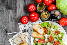 La nutrición y la salud se encuentran íntimamente ligadas. Muchos especialistas coinciden en que llevar una dieta estilo mediterránea, que consiste en frutas, vegetales, aceite de oliva, frijoles, nueces y semillas, podría ayudar a disminuir el dolor de la artritis, ya que facilita la incorporación de poderosos nutrientes antiinflamatorios en el organismo. 