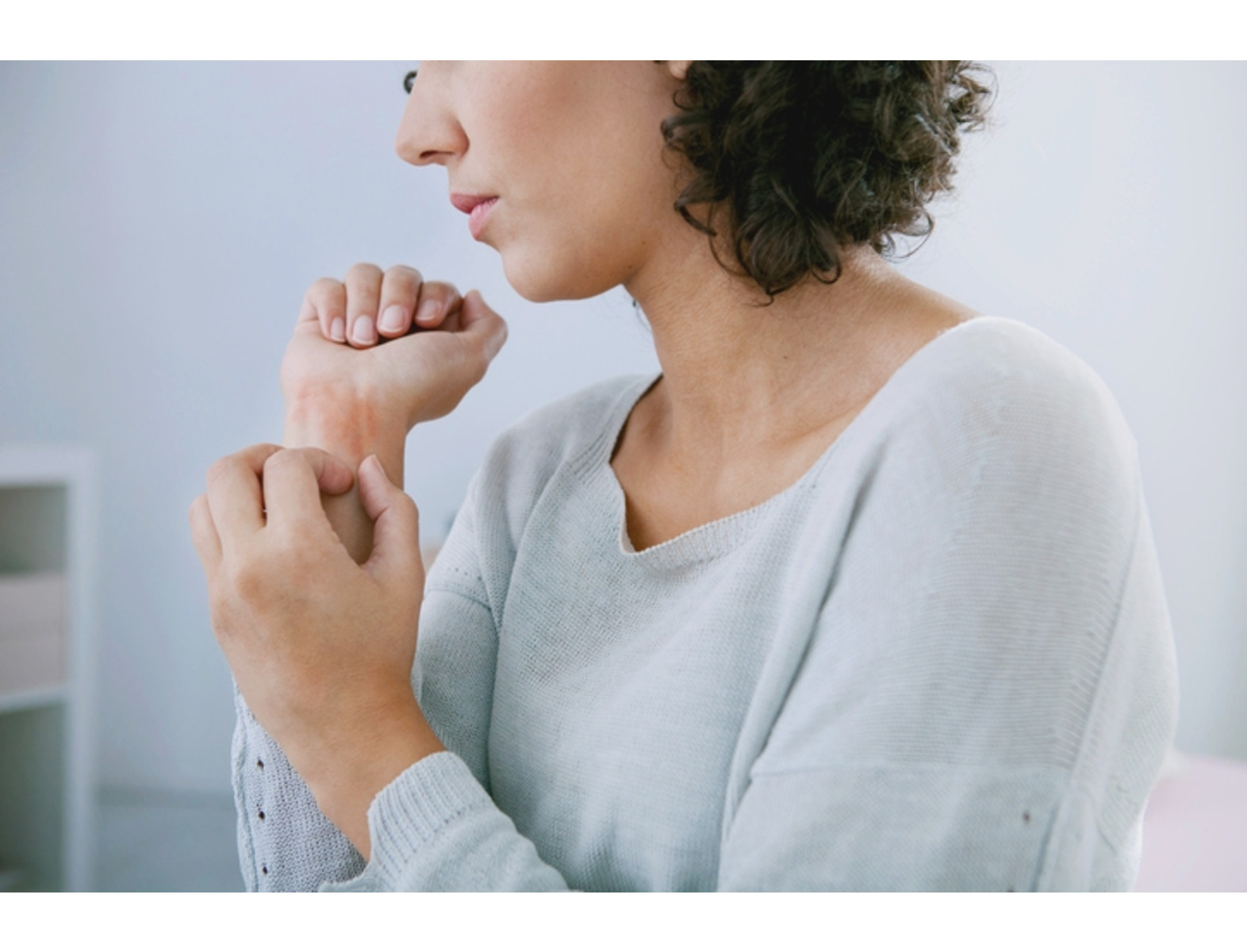 Como el órgano más grande del cuerpo, la piel se enfrenta a una gran variedad de trastornos que afectan su salud. Entre ellos se destaca el eccema, que produce parches o manchas redondeadas que provocan picazón. Aquí te contamos sus principales síntomas, causas y qué opciones nos ofrece la naturaleza para combatirlo.