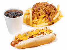 Y el principal problema del hot dog está en los amigos que suelen acompañarlo en el plato, aros de cebolla fritos, queso, papas fritas con chile... una bomba de tiempo. Los nutricionistas no dan opciones en este caso porque los que se venden en calles, parques y estadios nunca son salchichas de pavo, la única alternativa más magra.