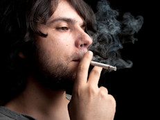 Todos sabemos que fumar es uno de los peores hábitos que existen, ya que, además de causar cáncer, también puede provocar la tuberculosis. De hecho, la OMS calcula que en el mundo, más del 20% de los casos de tuberculosis son atribuibles al tabaquismo.